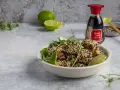 Tajlandia jedzenie: kulki mięsne w sezamie z limonką i sosem sojowym. Pyszna przekąska.