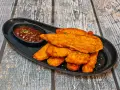 Chrupiący kurczak w tempurze, podany z sosem barbecue. Idealna przekąska na każdą okazję.