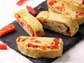 Roladki z jajek z papryką, czyli tamago co to. Smaczna przekąska na zimno lub ciepło.