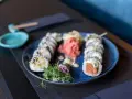 Talerz sushi z łososiem i krewetkami. Czy sushi jest ciężkostrawne? Zależy od składników, ale to danie wygląda apetycznie i lekko.