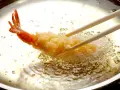 Krewetka w złocistej panierce z panko smaży się w gorącym oleju. Delikatna tempura nabiera chrupkości.
