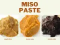 Trzy rodzaje pasty miso: mugi, kome i mame, różniące się kolorem i teksturą.