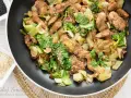 Smażony kurczak z pak choi, posypany sezamem, gotowy do podania.