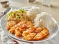 Chrupiący kurczak w panko polany sosem, podany z ryżem i sałatką makaronową. Pyszny obiad!
