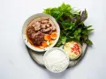 Pyszny bun cha przepis: grillowane mięso w sosie, makaron ryżowy, świeże zioła, czosnek i chili.