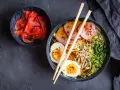 Miseczka z marynowanym imbirem i aromatyczny ramen z jajkiem i plastrami mięsa. Idealne, co podać oprócz sushi.