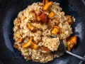 Kremowe risotto z kurkami – szybki i pyszny pomysł na obiad. Idealne, gdy chcesz wiedzieć, co można zrobić z ryżu na szybko.