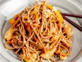 Soba z kurczakiem i warzywami, posypana sezamem. Pyszny przepis na soba, idealny na szybki obiad.