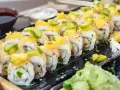 Pyszne rolki sushi z mango i awokado, idealne na letnie popołudnie. Szukasz tykwa przepisy? Te rolki to świetny pomysł!