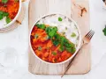 Aksamitny kurczak w czerwonym curry, podany z ryżem i świeżą kolendrą. Idealny na rozgrzewający posiłek.