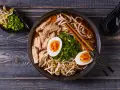 Miseczka aromatycznego ramenu z kurczakiem, jajkiem i kiełkami fasoli. Czy ramen jest zdrowy? Zależy od składników, ale ten wygląda apetycznie i pożywnie.