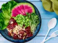 Kolorowe poke bowls z tuńczykiem, edamame, rzodkiewką i kiełkami. Pyszne i zdrowe danie.