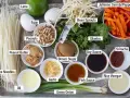 Składniki do sosu pad thai: makaron ryżowy, jajka, orzeszki ziemne, masło orzechowe, fasolka mung, marchewka, papryka, kolendra, sos sojowy, cukier brązowy, czosnek, olej, zielona cebulka, sos rybny, ocet ryżowy, sriracha.
