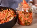 Mieszanka do kimchi w misce i słoiku, gotowa do fermentacji. Prosty sposób, jak zrobić kimchi w domu.
