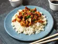 Pyszny kurczak po japońsku w sosie teriyaki, podany na ryżu z sezamem i szczypiorkiem. Idealny posiłek dla miłośników azjatyckich smaków.