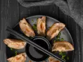 Pyszne pierogi z kimchi, idealne do maczania w sosie. Zobacz nasz przepis na te pikantne pierożki!