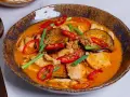 Aksamitne curry po tajsku z kurczakiem, bakłażanem, pomidorkami i ostrą papryczką.