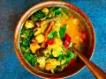 Aksamitne tajskie curry z warzywami: brokuły, kalafior, marchewka i ciecierzyca w aromatycznym sosie.