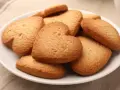 Stos ciastek z miso w kształcie serc, idealnych na prezent.