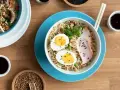 Pyszny tantanmen ramen z jajkiem, plastrami mięsa i zielonym groszkiem. Idealny na szybki, sycący posiłek.