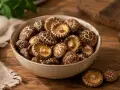 Miseczka pełna suszonych grzybów shiitake, gotowych do dodania smaku potrawom.