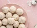Słodkie kulki w cieście kokosowym, idealne na deser. Wyglądają jak małe śnieżne kuleczki.