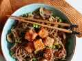 Makaron rozmaitości z chrupiącym tofu i warzywami. Pyszne danie, które zachwyci każdego smakosza.