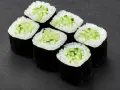 Sześć kawałków sushi z ogórkiem, ułożonych na ciemnym tle.