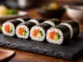 Roladki sushi z łososiem i awokado, zawinięte w nori. Zastanawiasz się, którą stroną nori do sushi? Zawsze błyszczącą na zewnątrz!