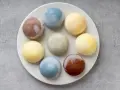 Kolorowe mochi, popularny składnik potraw japońskich, ułożone na talerzu.