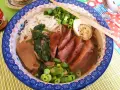 Pyszny ramen z kaczki z makaronem, jajkiem, szpinakiem i szczypiorkiem.