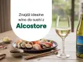 Idealny alkohol do sushi: białe wino Sauvignon Blanc z Nowej Zelandii, podane z kieliszkiem i butelką, obok talerza sushi.