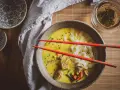 Aksamitna zupa laksa z makaronem ryżowym, tofu i warzywami. Idealny przepis na rozgrzewający posiłek.