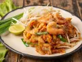 Pad Thai z krewetkami, kiełkami i limonką. Pyszne tajskie przepisy na talerzu.