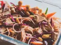 Kolorowa sałatka z makaronem vermicelli, tofu, orzeszkami ziemnymi i warzywami.