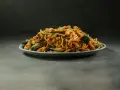 Pyszne danie z makaronem, krewetkami, wołowiną i warzywami. Idealny yakisoba przepis na obiad.
