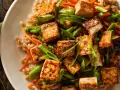 Chrupiące kostki ser tofu z warzywami i brązowym ryżem.
