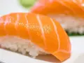 Nigiri co to? Dwa kawałki sushi z łososiem na ryżu, z bliska.