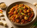 Miseczka z daniem z kuleczek w sosie, warzywami i kaszą. Czy tofu ma gluten? Nie, czyste tofu jest bezglutenowe.