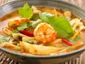 Aromatyczna zupa z krewetkami na mleku kokosowym, z dodatkiem grzybów, chili i świeżej kolendry.