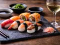 Wyśmienite japońskie picie i sushi: nigiri z łososiem, krewetką, tuńczykiem i węgorzem, rolki z ikrą, sos sojowy, wasabi i marynowany imbir.