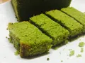 Puszyste ciasto matcha pokrojone w prostokątne kawałki, ułożone na białym talerzu.