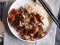 Pyszne danie kung pao z kurczakiem, warzywami i orzeszkami ziemnymi, podane z ryżem.