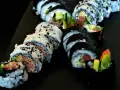 Pyszne rolki sushi z tuńczykiem, łososiem i awokado. Świetne pomysły na sushi na każdą okazję.