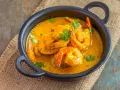 Aksamitny sos curry otula soczyste krewetki, tworząc danie pełne smaku.