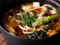 Aksamitny bulion dashi, w którym pływają grube kluski udon, tofu, marchewki w kształcie kwiatków, zielone warzywa i wodorosty. Pyszne i zdrowe danie.