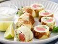 Sushi w naleśniku z łososiem, ogórkiem i serkiem. Pyszna alternatywa dla tradycyjnych rolek.