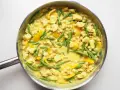 Pyszne, aromatyczne **yellow curry** z kurczakiem, fasolką szparagową i ciecierzycą w kremowym sosie.