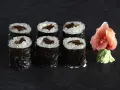 Sześć roladek sushi z ryżem i ciemnym nadzieniem, prawdopodobnie sushi z tykwą. Obok różowy imbir i zielone wasabi.