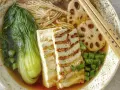 Aksamitny vege ramen z grillowanym tofu, pak choi, grzybami enoki i plasterkami lotosu. Idealny na chłodny wieczór.